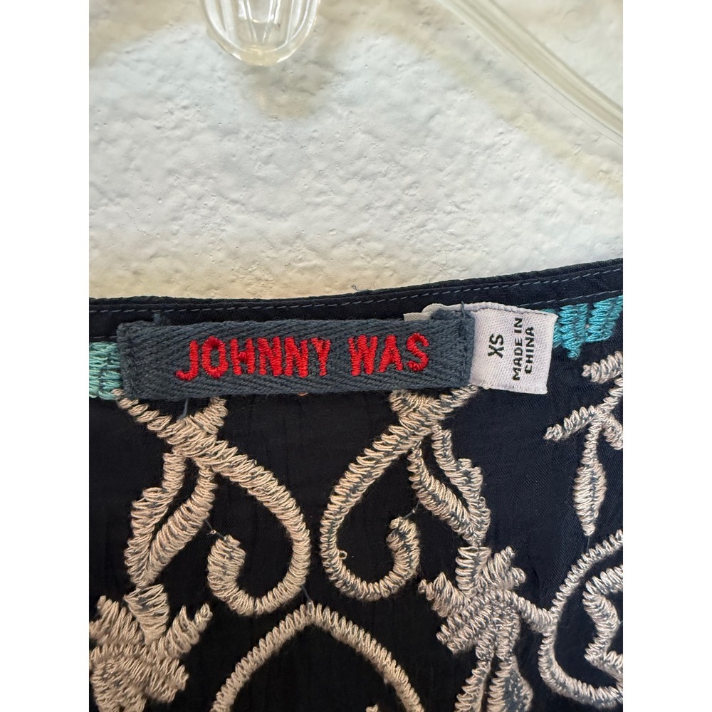 Johnny Was Embroidered Cupra Rayon Blouse Navy Blue Floral V-Neck XS C19620-D5 - Picture 4 of 7